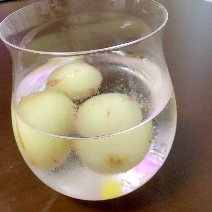 凍らせブドウと金平糖のシュワシュワサイダー